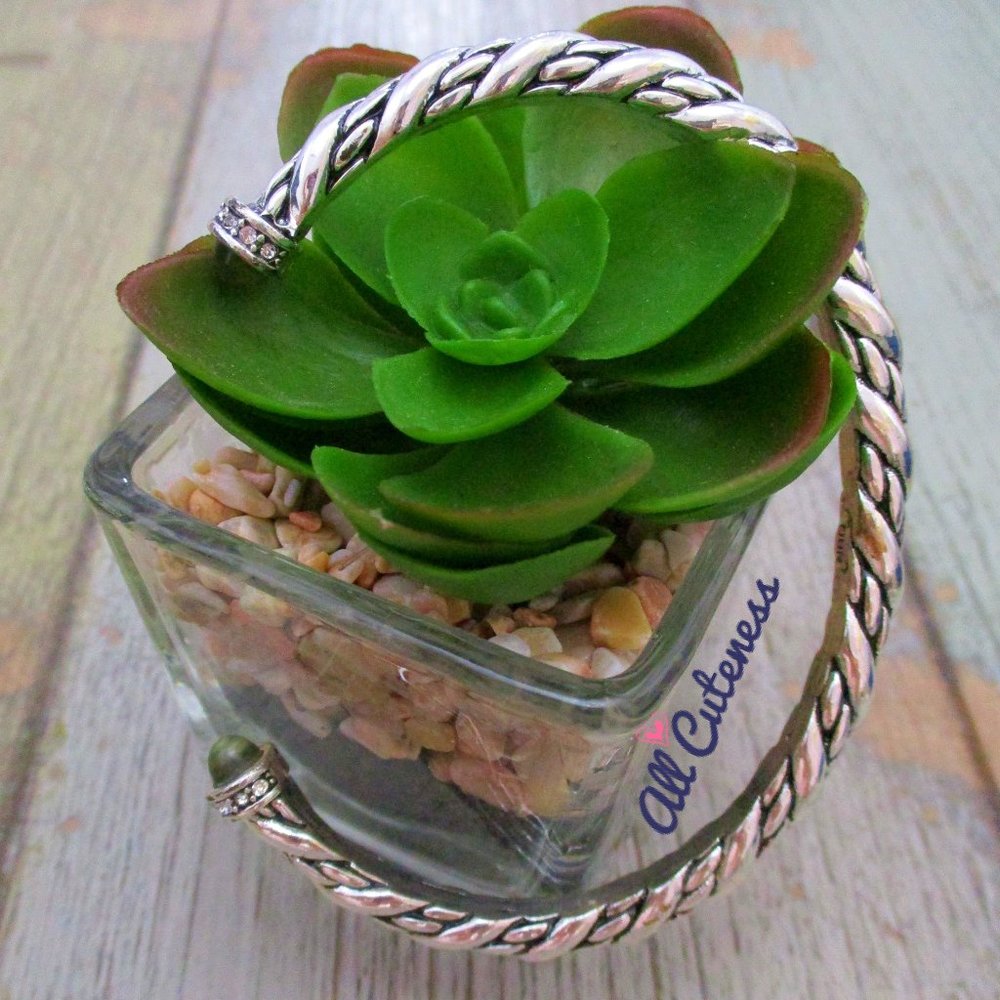 🎀 Cuff Bracelet